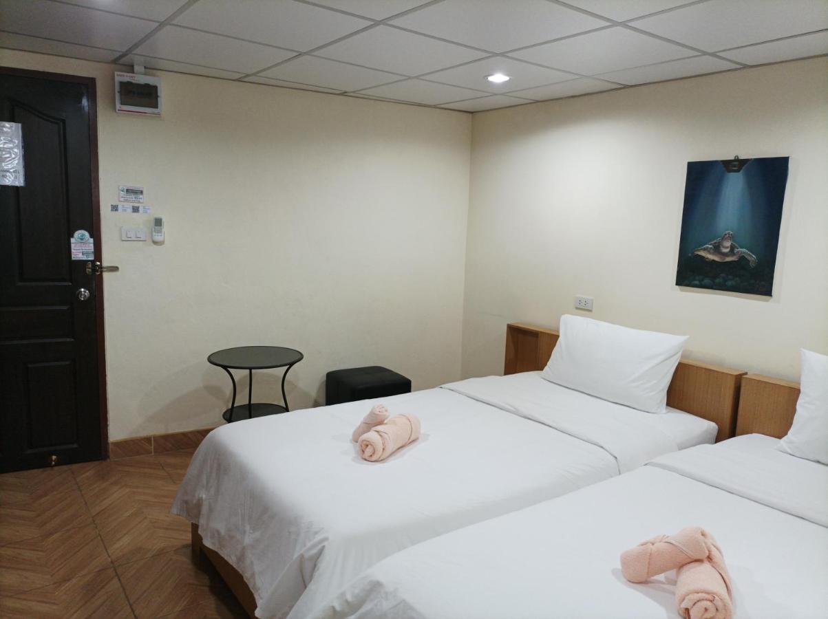 Double D Rooms & Cafe Bangkok Esterno foto