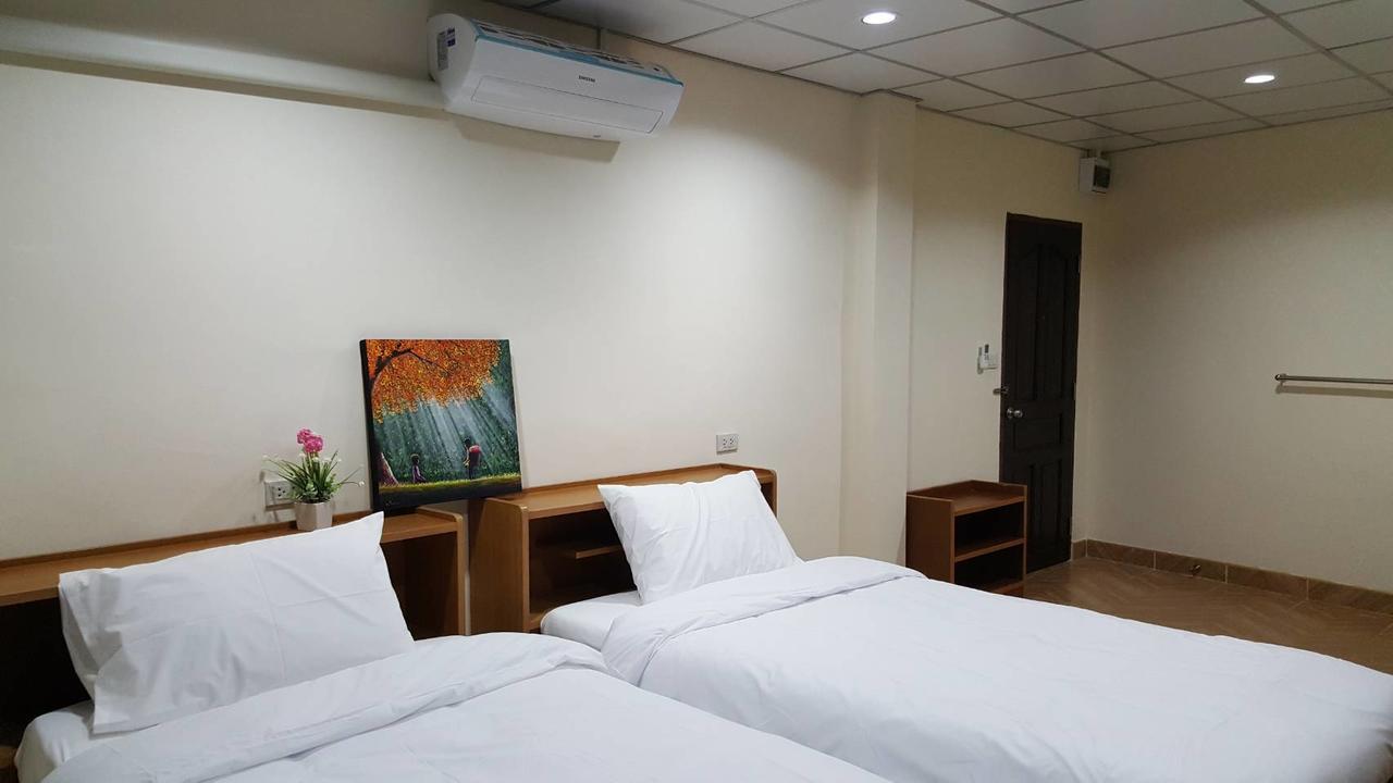 Double D Rooms & Cafe Bangkok Esterno foto