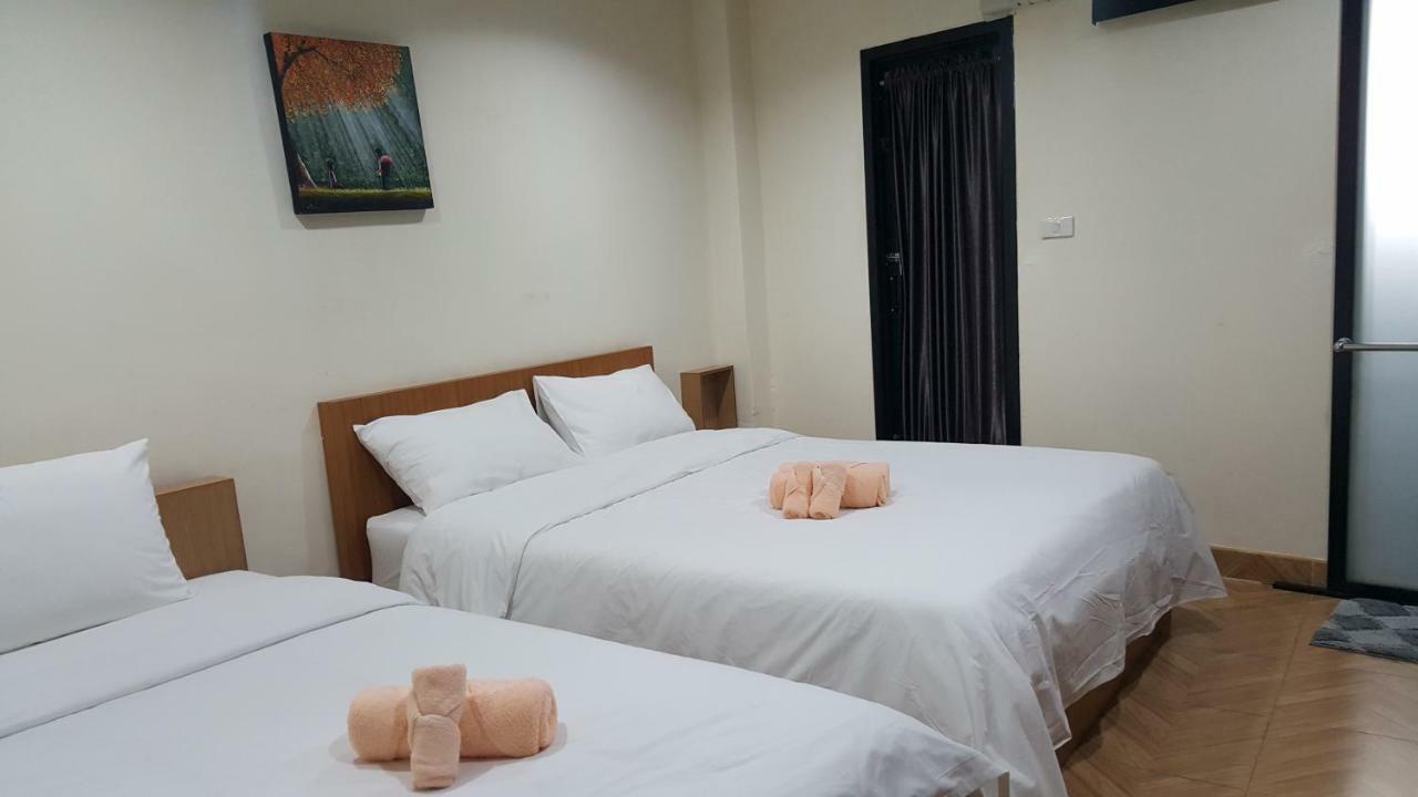 Double D Rooms & Cafe Bangkok Esterno foto