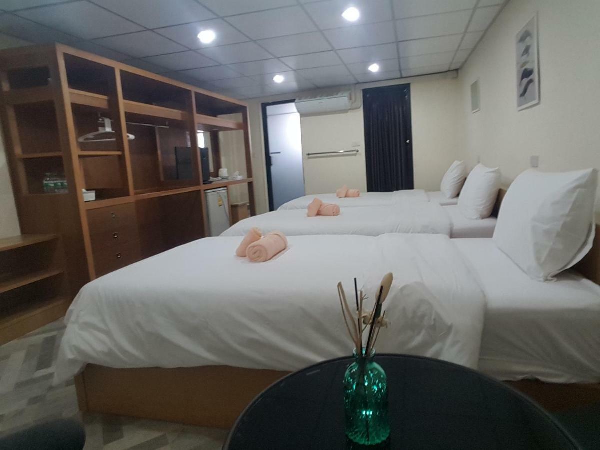 Double D Rooms & Cafe Bangkok Esterno foto