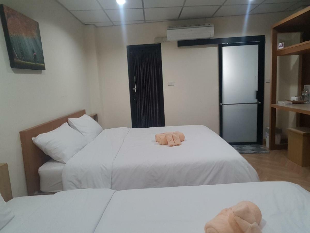 Double D Rooms & Cafe Bangkok Esterno foto